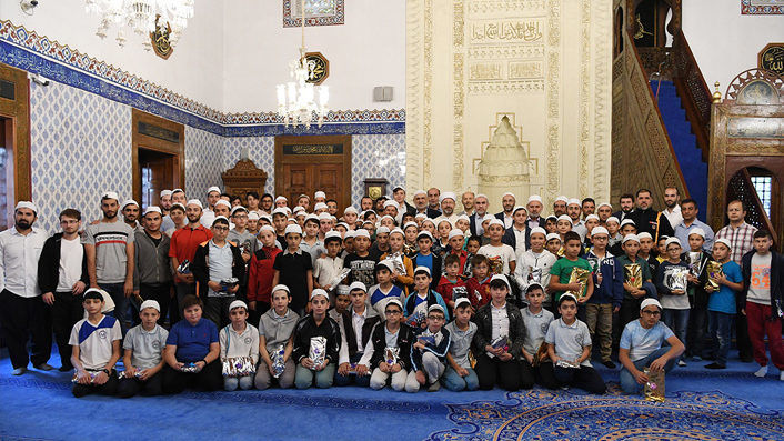 Diyanet İşleri Başkanı Prof. Dr. Ali Erbaş “Sabah Namazı Buluşması”nda gençler ve çocuklarla bir araya geldi