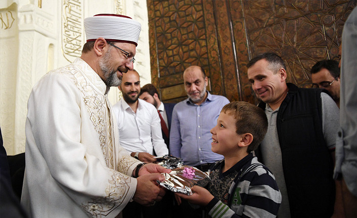 Diyanet İşleri Başkanı Prof. Dr. Ali Erbaş “Sabah Namazı Buluşması”nda gençler ve çocuklarla bir araya geldi