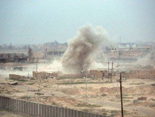 Koalisyon güçleri IŞİD'in elindeki Tikrit'i bombalıyor